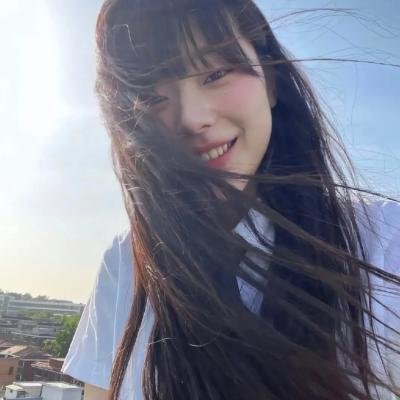 泳池里的女人
